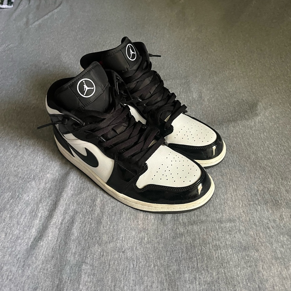Nike Black and White Athletic High-Top Shoes
